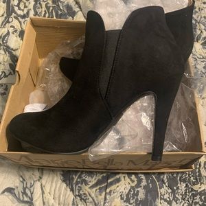 NEW Stunning-Black suede ankle boots size 8